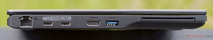 Vänster: GBit RJ45, 2x USB-C 3.2 Gen2 (10 GBit/s, laddning + DisplayPort 1.2), HDMI 2.0b, USB-A 3.2 Gen1 (5 GBit/s), smartkortläsare (tillval)