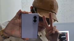 BTS-sångaren J-Hope har redan setts hålla Samsung Galaxy Z Fold8 framför kameran.