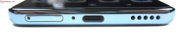 Botten: SIM-kortplats (2x Nano SIM), mikrofon, USB-C 2.0, högtalare