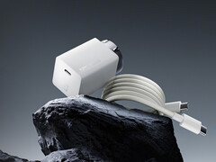 Den nya OnePlus 100 W GaN-laddaren kostar cirka 28 $ i Kina. På bilden: tegelstenen och den medföljande kabeln. (Bildkälla: OnePlus)