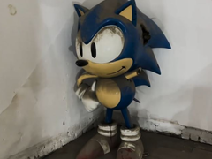 En staty av Sonic som upptäcktes efter stängningen av Segaworld London. Statyn har sedan dess återställts och var synlig under Gamescom 2023 (bildkälla: Sega Driven)