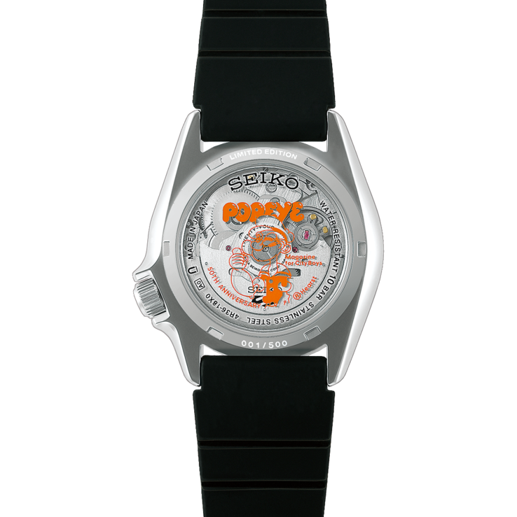 Baksidan av Seiko 5 Sports x Popeye HDB013, där man kan se den genomskinliga baksidan med en grafisk motiv till Popeye-jubileet och det synliga automatiska urverket.