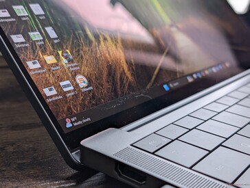 IPS non-touch och OLED touch-alternativ finns tillgängliga