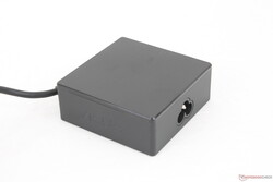 Den universella USB-C AC-adaptern är relativt liten (~7,5 x 7,5 x 2,9 cm) med tanke på dess 90 W uteffekt