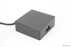 Den universella USB-C AC-adaptern är relativt liten (~7,5 x 7,5 x 2,9 cm) med tanke på dess 90 W uteffekt