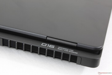 Den förlängda bakre designen är mindre och inte lika aggressiv som på den senaste Legion Pro 7i 16 G10