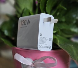 Redmi K70 Pro levereras med en 120-watts strömförsörjningsenhet.