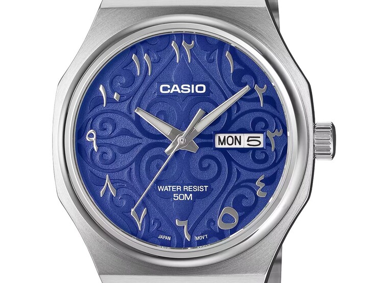 Närbild på Casio MTP-E735AR-2A2V som visar dess livfulla blå urtavla med arabeskmönster, upphöjda östliga arabiska siffror, facetterade silverfärgade svärdformade visare och dag- och datumvisning vid klockan 3.