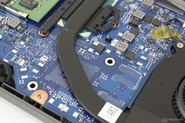 Outnyttjade platser på moderkortet för en diskret GeForce MX GPU och dess VRAM-moduler som tillval