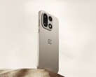 OnePlus 15 (bilden) har ingen Hasselblad-logotyp som sin föregångare, OnePlus 13. (Bildkälla: OnePlus)
