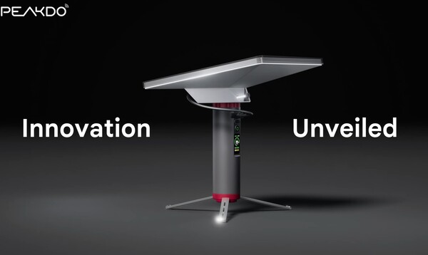 PeakDos nya powerbank för Starlink Mini har ett stativ.