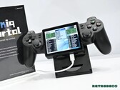 Yoniq Portal har en vinklad skärm och kontroller som liknar DualShock 2.