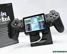 Yoniq Portal har en vinklad skärm och kontroller som liknar DualShock 2.