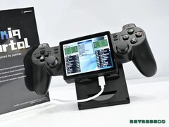 Yoniq Portal har en vinklad skärm och kontroller som liknar DualShock 2.