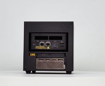 Framsidan av det 3D-printade ITG Cube-kabinettet visar strömbrytaren, USB-portarna och den kompakta kubdesignen