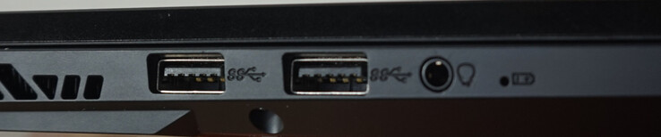 Portar till vänster: 2x USB-A (10 Gbit/s), headset