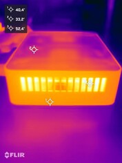 Asus NUC 15 Pro+ under stresstest (vänster sida)