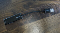 En Ethernet- till USB 3.0-adapter ingår.