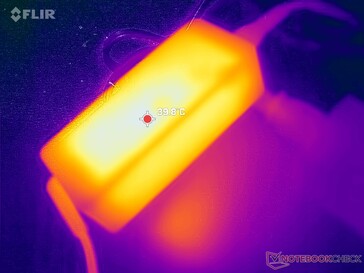 AC-adaptern kan nå 40 C vid krävande belastningar