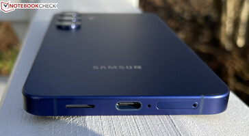Nederst: högtalare, USB-C 3.1 Gen 1, mikrofoner, dubbla SIM-kort (bildkälla: Manuel Masiero)