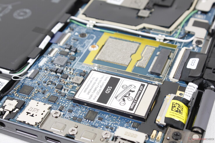 Endast M.2 2242 PCIe SSD-enheter stöds. Enheten skyddas ytterligare av sitt eget aluminiumskal
