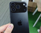 Dummy-enheten iPhone 17 Pro har några designjusteringar från Apple's nuvarande modell. (Bildkälla: Majin Bu)