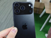 Dummy-enheten iPhone 17 Pro har några designjusteringar från Apple's nuvarande modell. (Bildkälla: Majin Bu)