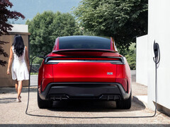 En Model Y Performance laddas vid en Tesla Wall Connector hemmaladdare. (Bildkälla: Tesla)