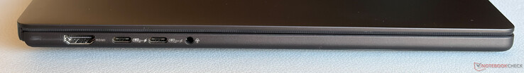 Vänster: HDMI 2.1 FRL, 2x USB-C 4.0 (40 Gbps, DisplayPort, Power Delivery), 3.5 mm stereouttag