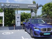 En eldriven BMW vid en offentlig laddningsstation i Indien (Bildkälla: BMW)
