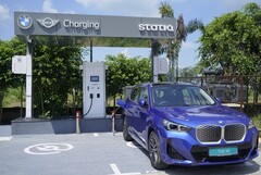 En eldriven BMW vid en offentlig laddningsstation i Indien (Bildkälla: BMW)