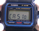 Casio A158WA (som delar modul med Casio F-91W) kan visa "Casio" på displayen, vilket även gäller för den nyare W-217H. (Bildkälla: Wikipedia)