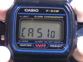 Casio A158WA (som delar modul med Casio F-91W) kan visa "Casio" på displayen, vilket även gäller för den nyare W-217H. (Bildkälla: Wikipedia)