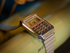 Casio CA-500WEBF (bilden) kommer med en mängd designelement som lånats från den ikoniska filmen Tillbaka till framtiden. (Bildkälla: Casio)