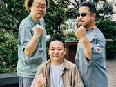De tidigare ledarna för utvecklingen av Tekken-spelen, Yonemori Ikeda och Harada, lyfter nävarna för ett foto