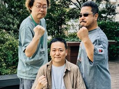 De tidigare ledarna för utvecklingen av Tekken-spelen, Yonemori Ikeda och Harada, lyfter nävarna för ett foto
