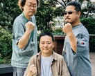 De tidigare ledarna för utvecklingen av Tekken-spelen, Yonemori Ikeda och Harada, lyfter nävarna för ett foto