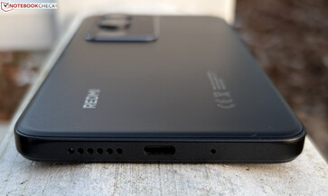 Nederdel: högtalare, USB-C-port och mikrofon