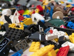 En bild som visar LEGO-klossar utspridda på golvet. (Bildkälla: nikitozawr - Pixabay)