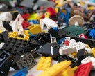En bild som visar LEGO-klossar utspridda på golvet. (Bildkälla: nikitozawr - Pixabay)