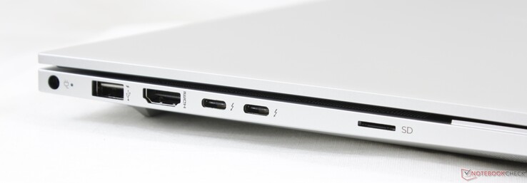 Vänster: AC-adapter, USB 3.0 Typ A (5 Gbps), HDMI 2.0a, 2x USB-C med Thunderbolt 3 och DisplayPort 1.4 (40 Gbps)
