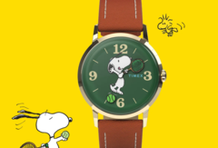 Peanuts x Timex Marlin Hand-Wound har en grön urtavla och lekfulla visare med tennistema