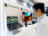 Samsung Display visade upp en 16-tums 2,5K OLED-skärm för bärbara datorer med en uppdateringsfrekvens på upp till 300 Hz – den första OLED-skärmen för bärbara datorer som når den uppdateringsfrekvensen.