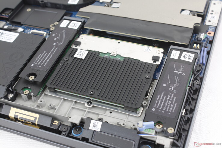 De två M.2 2280 SSD-platserna sitter intill CAMM2-modulen