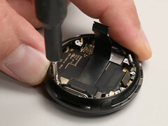 Pixel Watch 4 får 9 av 10 poäng i reparerbarhet. På bilden: smartklockans insida. (Bildkälla: iFixit)