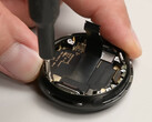 Pixel Watch 4 får 9 av 10 poäng i reparerbarhet. På bilden: smartklockans insida. (Bildkälla: iFixit)