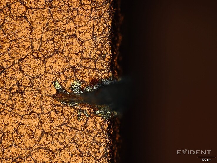 Bild som visar hur dessa repor ser ut under ett digitalt mikroskop (Bildkälla: iFixit)