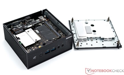 Asus ExpertCenter PN42 med borttagen bottenplatta