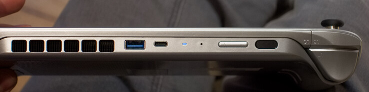 USB typ-A, USB typ-C (4.0 med DisplayPort och PowerDelivery)