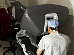 USA:s första hjärttransplantation med robot visar på nya kirurgiska möjligheter. På bilden: Dr Kenneth Liao använder samma kirurgiska robot som användes vid operationen (Bildkälla: BCM)